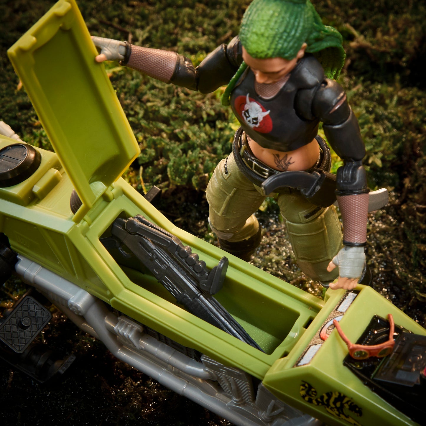 G.I. Joe Zanya Action Figure & Dreadnok Chameleon Vehicle
