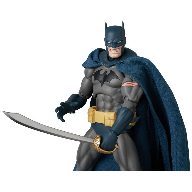 MAFEX Batman: HUSH - Batman (Battle Damaged Ver.)